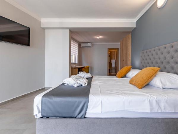 Hotel Koral : photo 2 de la chambre chambre quadruple avec balcon