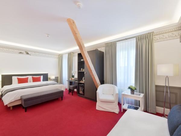 Golf Hotel René Capt : photo 4 de la chambre chambre triple supérieure - côté ville