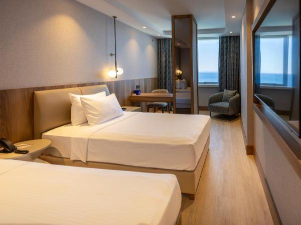 Delta Hotels by Marriott Antalya Lara : photo 3 de la chambre chambre lits jumeaux standard avec vue latérale sur mer