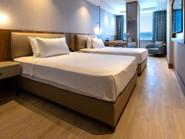 Delta Hotels by Marriott Antalya Lara : photo 5 de la chambre chambre lits jumeaux standard avec vue latérale sur mer