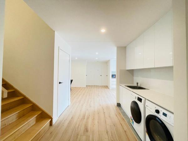 262ATroughton : photo 2 de la chambre suite lit king-size avec balcon