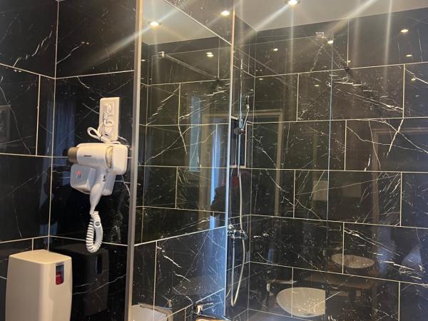 Hôtel De La Perdrix Rouge : photo 3 de la chambre deux chambres doubles adjacentes