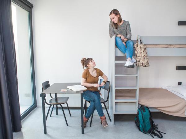 Antwerp Central Youth Hostel : photo 1 de la chambre chambre quadruple avec salle de bains privative