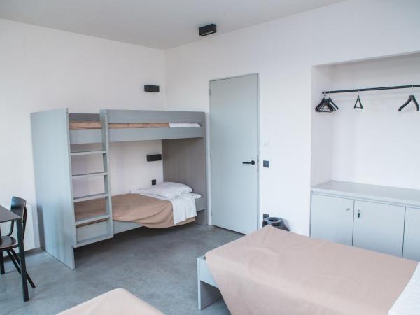 Antwerp Central Youth Hostel : photo 3 de la chambre chambre quadruple avec salle de bains privative