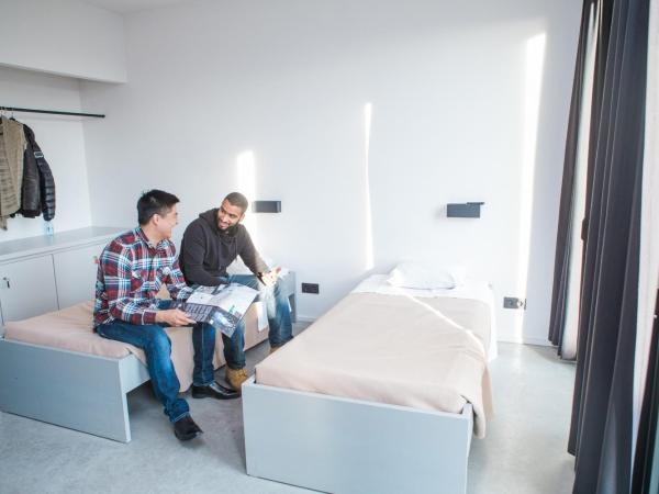 Antwerp Central Youth Hostel : photo 4 de la chambre chambre lits jumeaux avec salle de bains privative