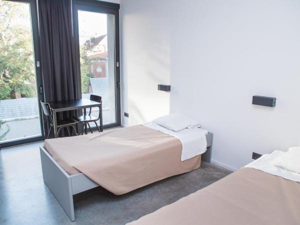 Antwerp Central Youth Hostel : photo 2 de la chambre chambre lits jumeaux avec salle de bains privative
