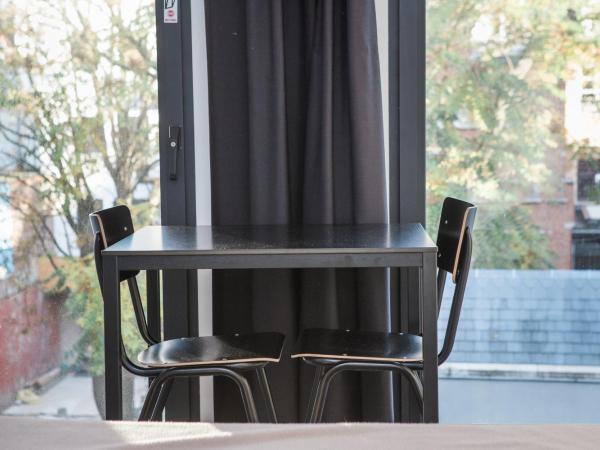 Antwerp Central Youth Hostel : photo 3 de la chambre chambre lits jumeaux avec salle de bains privative