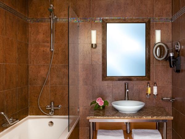 Mövenpick Resort & Marine Spa Sousse : photo 2 de la chambre suite avec terrasse et vue sur la mer