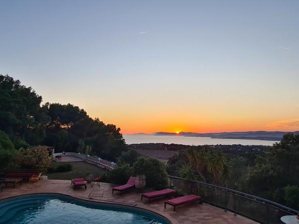 Villa M, Chambres d'Hôtes, Séjours Bien-être, Vue mer, Sauna, Piscine à Six-Fours : photo 4 de la chambre chambre lit queen-size - vue sur mer