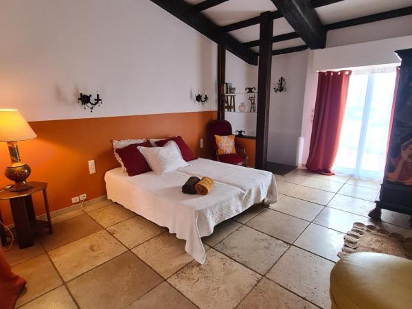 Villa M, Chambres d'Hôtes, Séjours Bien-être, Vue mer, Sauna, Piscine à Six-Fours : photo 5 de la chambre chambre lit king-size - vue sur mer