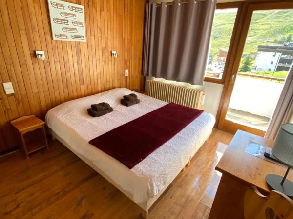 Le Terril Blanc : photo 2 de la chambre double room west with mountain view and balcony