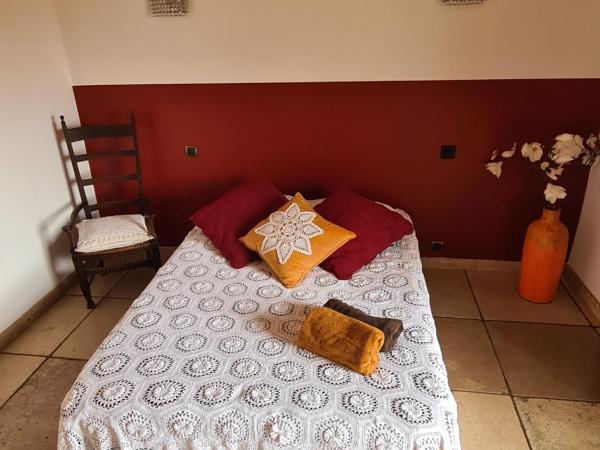 Villa M, Chambres d'Hôtes, Séjours Bien-être, Vue mer, Sauna, Piscine à Six-Fours : photo 9 de la chambre chambre lit queen-size - vue sur mer