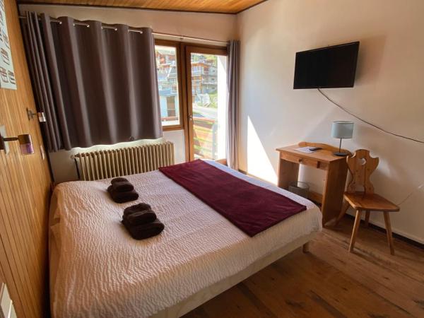 Le Terril Blanc : photo 3 de la chambre double room west with mountain view and balcony