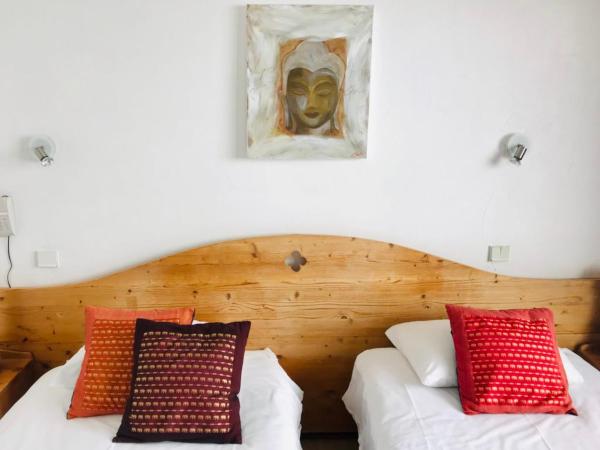 Le Terril Blanc : photo 3 de la chambre double room south with mountain and lake view and balcony