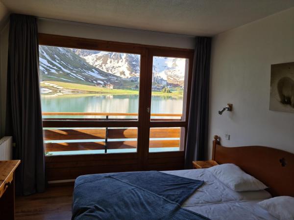 Le Terril Blanc : photo 4 de la chambre double room south with mountain and lake view and balcony