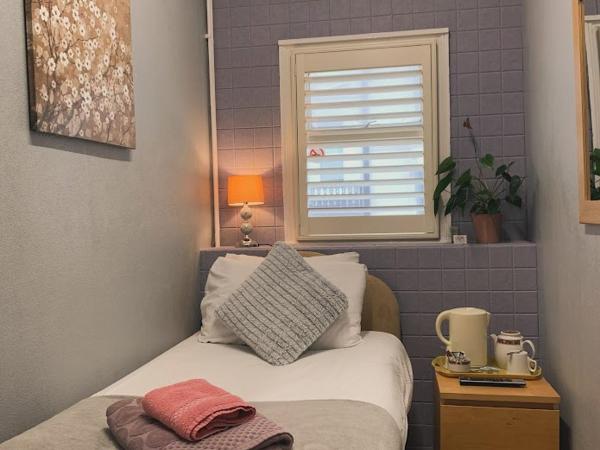 Relax Inn Guest House : photo 2 de la chambre chambre simple avec salle de bains extérieure privative