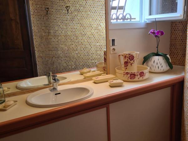 Villa M, Chambres d'Hôtes, Séjours Bien-être, Vue mer, Sauna, Piscine à Six-Fours : photo 8 de la chambre chambre lit queen-size - vue sur mer