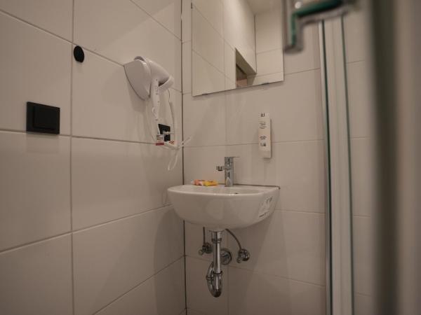 Hotel Attaché an der Messe : photo 7 de la chambre budget double room  - basement