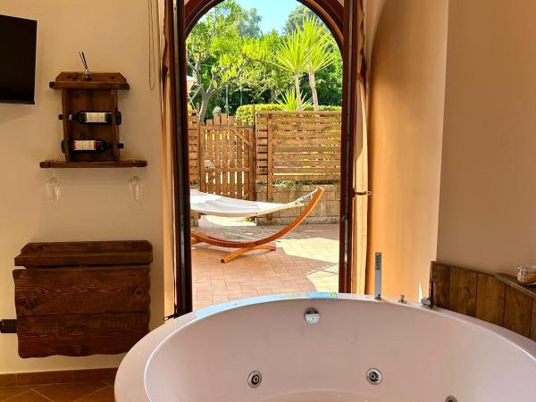 Villetta Capodimonte : photo 5 de la chambre chambre lit queen-size avec baignoire spa