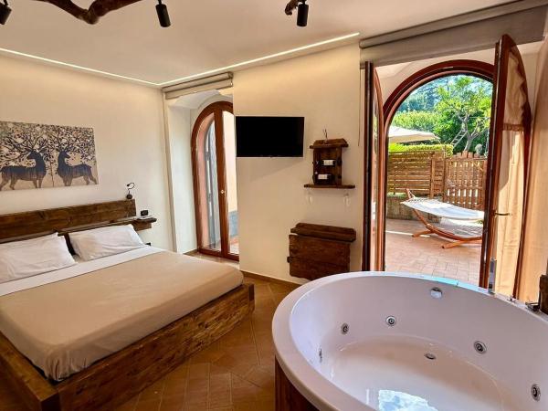 Villetta Capodimonte : photo 1 de la chambre chambre lit queen-size avec baignoire spa