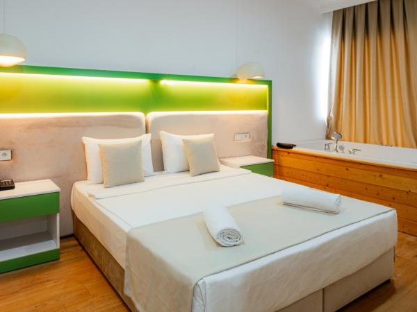 Regenesis Hotel & Spa : photo 1 de la chambre suite lit king-size avec baignoire spa