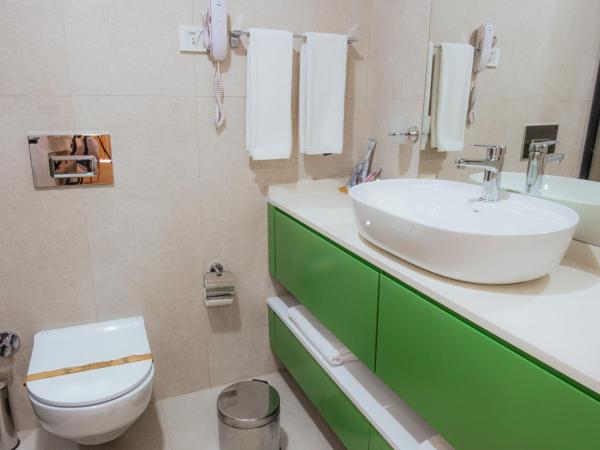 Regenesis Hotel & Spa : photo 6 de la chambre suite lit king-size avec baignoire spa