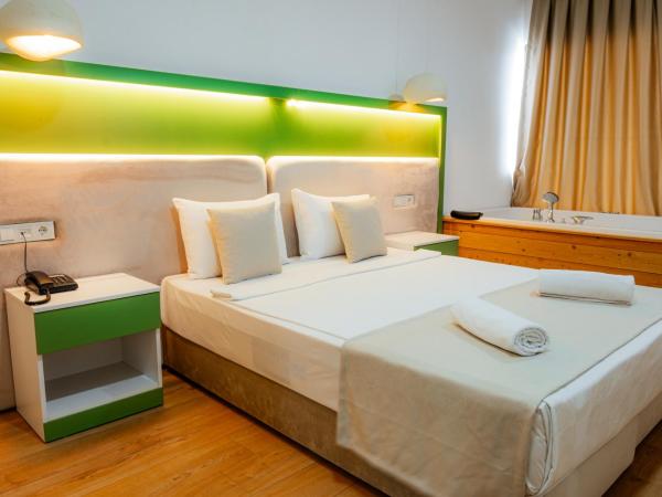 Regenesis Hotel & Spa : photo 2 de la chambre suite lit king-size avec baignoire spa