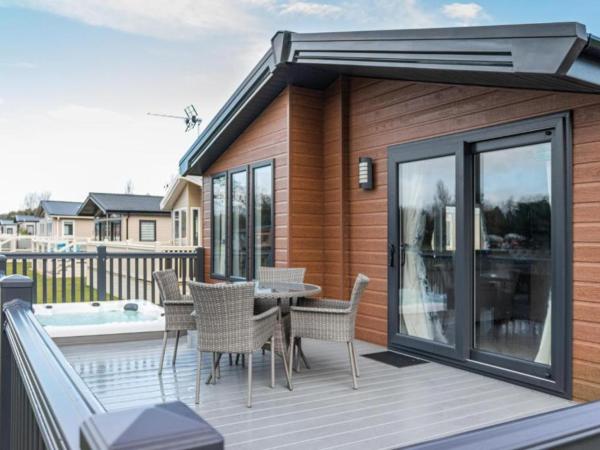 Lilac Lodge with Hot Tub : photo 2 de la chambre lodge 2 chambres