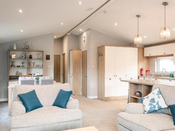 Lilac Lodge with Hot Tub : photo 8 de la chambre lodge 2 chambres