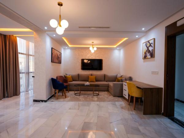 IMMOKA SUITEs : photo 3 de la chambre suite deluxe avec lit king-size