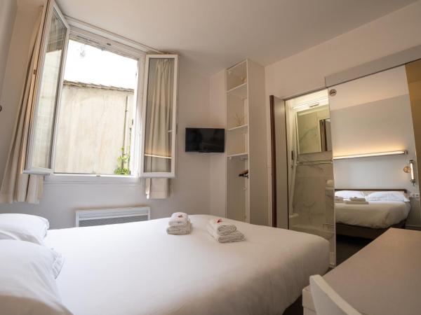 Brit Hotel Des Grands Hommes - Bordeaux Centre : photo 1 de la chambre chambre double avec petite salle de bains - côté cour