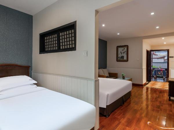 Wenjun Courtyard Hotel,3mins walk from Tonghuimen metro station ,located in the city center ,walking distance to many scenic areas, English-speaking service : photo 2 de la chambre comfortable family room（free pick up service for 3 successive nights , free laundry service , free drinks ）