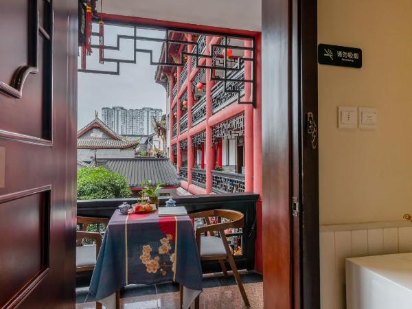 Wenjun Courtyard Hotel,3mins walk from Tonghuimen metro station ,located in the city center ,walking distance to many scenic areas, English-speaking service : photo 5 de la chambre comfortable family room（free pick up service for 3 successive nights , free laundry service , free drinks ）