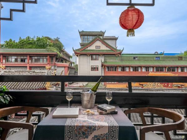 Wenjun Courtyard Hotel,3mins walk from Tonghuimen metro station ,located in the city center ,walking distance to many scenic areas, English-speaking service : photo 6 de la chambre ancient street view deluxe double room（free pick up service for 3 successive nights , free laundry service , free drinks ）