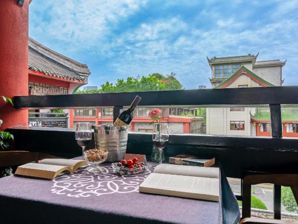 Wenjun Courtyard Hotel,3mins walk from Tonghuimen metro station ,located in the city center ,walking distance to many scenic areas, English-speaking service : photo 7 de la chambre comfortable family room（free pick up service for 3 successive nights , free laundry service , free drinks ）