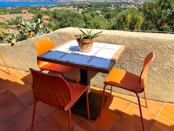 Villa M, Chambres d'Hôtes, Séjours Bien-être, Vue mer, Sauna, Piscine à Six-Fours : photo 10 de la chambre chambre lit queen-size - vue sur mer