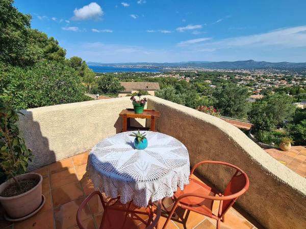Villa M, Chambres d'Hôtes, Séjours Bien-être, Vue mer, Sauna, Piscine à Six-Fours : photo 9 de la chambre chambre lit king-size - vue sur mer