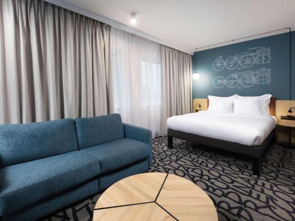 Mercure Warszawa Ursus Station : photo 7 de la chambre room with one queen bed and sofa