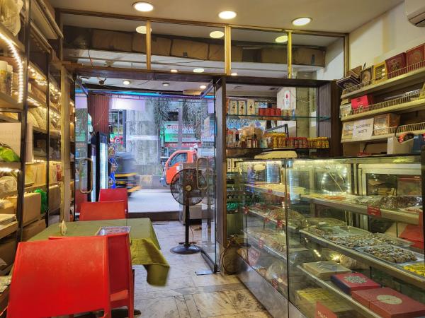 Near Airport AC Couple Friendly Room at a Budget Inn : photo 3 de la chambre chambre quadruple avec salle de bains commune