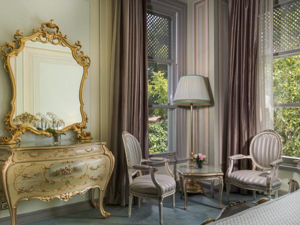 Bosphorus Palace Hotel : photo 8 de la chambre chambre lit king-size - vue sur jardin