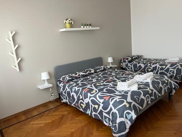 Bed2Go Botticelli : photo 1 de la chambre chambre lit queen-size avec salle de bains commune 