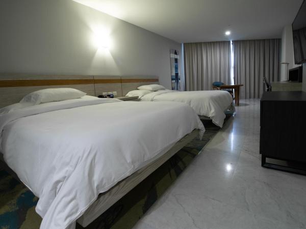 DoubleTree by Hilton Veracruz : photo 2 de la chambre chambre double avec 2 lits doubles et vue sur plage
