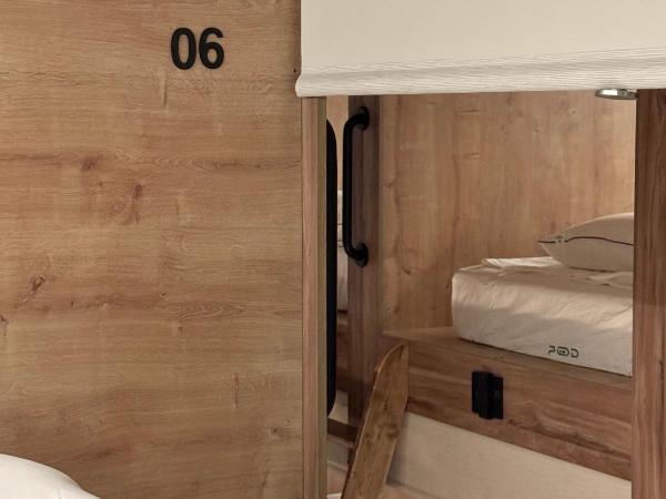 The POD Suite Hostel Village : photo 5 de la chambre b06 mixed upper bed in shared room with 20 beds