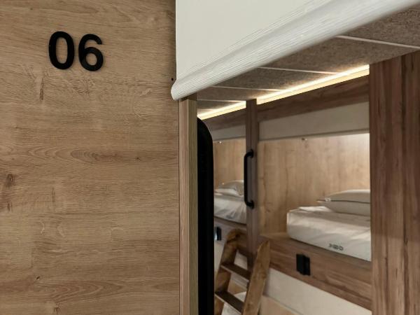 The POD Suite Hostel Village : photo 6 de la chambre b06 mixed upper bed in shared room with 20 beds
