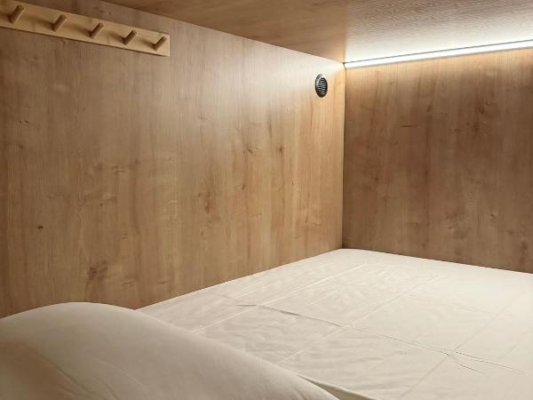 The POD Suite Hostel Village : photo 2 de la chambre b12 mixed upper bed in shared room with 20 beds