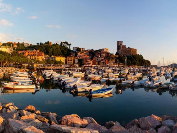 Oceania Boat Tour : photo 1 de la chambre chambre lits jumeaux avec salle de bains privative