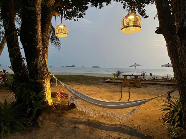 The Shore Koh Chang Boutique Resort : photo 10 de la chambre chambre lit king-size - vue sur mer