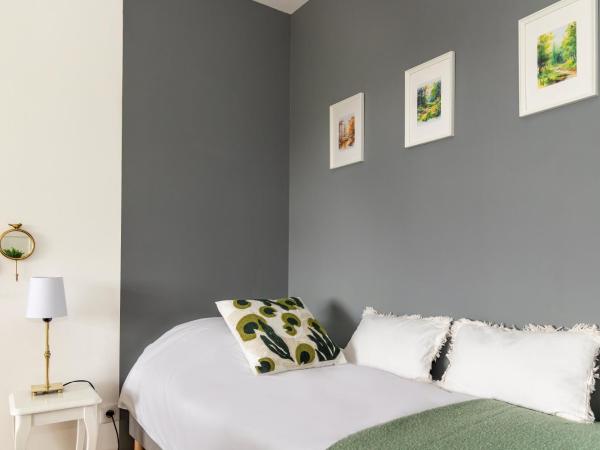 Le Vallon de Léhon : photo 3 de la chambre chambre familiale - vue sur jardin