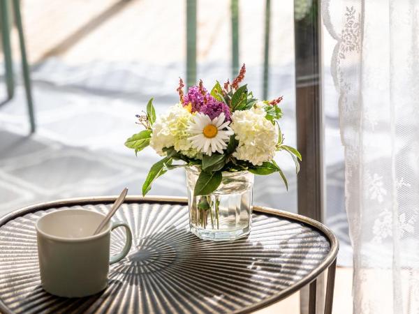 Le Vallon de Léhon : photo 6 de la chambre chambre familiale - vue sur jardin
