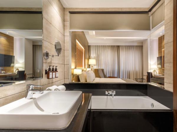Hotel Ambassador by ACE Hotels : photo 7 de la chambre executive room with balcony - free airport drop, 10% off on our selected restaurants, early check-in and late check-out by 2 hrs